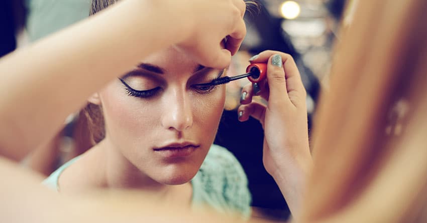 MASKARAYLA KİRPİKLERİNİZİ KALINLAŞTIRMANIN SIRRI